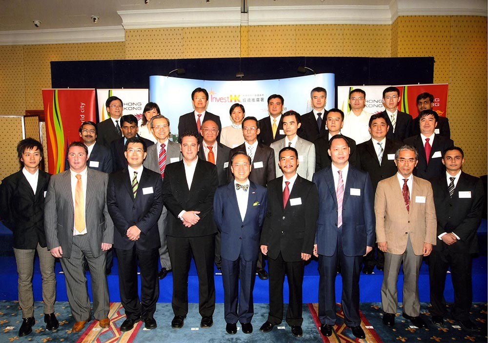 Mr. Tang Jiu-sheng, General Manager, took a group photo with Mr. Donald Tsang, Chief Executive of the Hong Kong Special Administrative Region, and corporate representatives