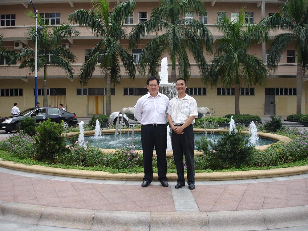 Mr. Tang Jiu-sheng, General Manager, and Mr. York Chow, Secretary for Health, Welfare and Food of Hong Kong