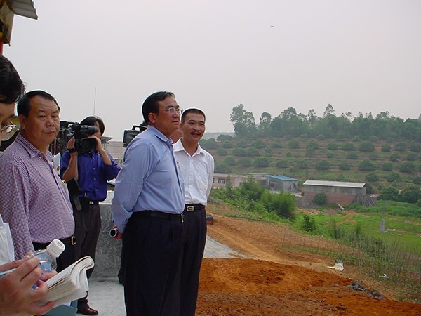 Vice Governor Li Ronggen inspects Tang Shun Xing pigeon farm